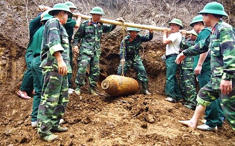 Dự kiến nâng mức bồi dưỡng với người rà phá bom, mìn, vật nổ sau chiến tranh