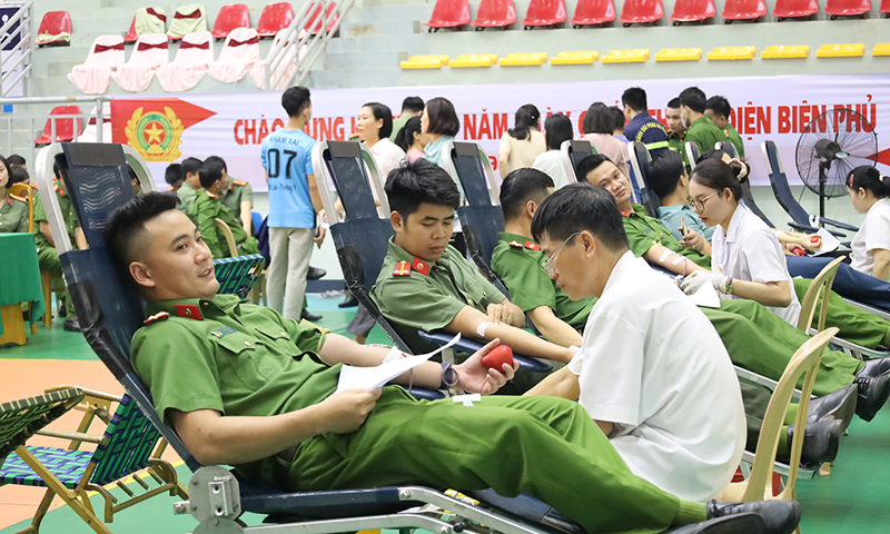 Tiếp nhận 320 đơn vị máu trong chương trình hiến máu tình nguyện
