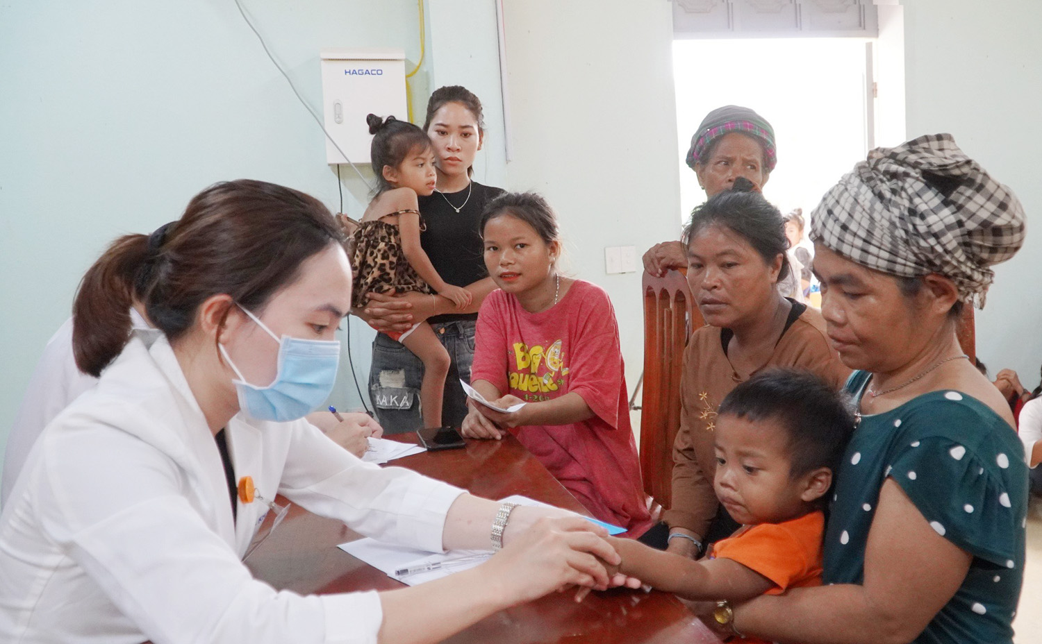 Khám và cấp phát thuốc phòng, chống dịch bệnh cho đồng bào dân tộc thiểu số
