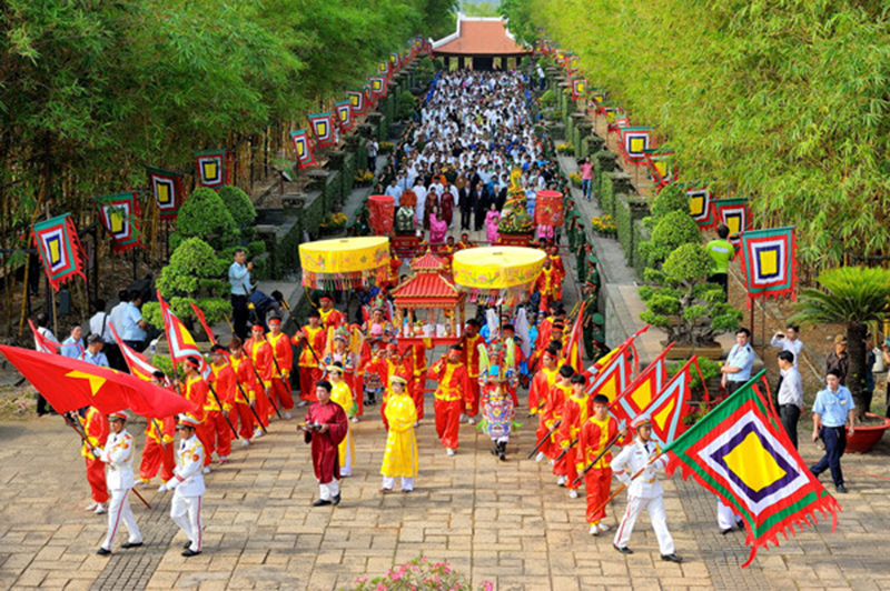 Về với đền Hùng