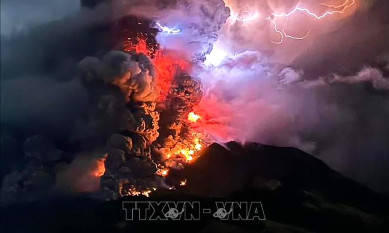 Núi lửa ở Indonesia tiếp tục phun trào sau khi hàng nghìn người phải sơ tán