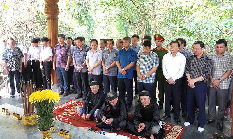 Lễ dâng hương tại thác Bụt
