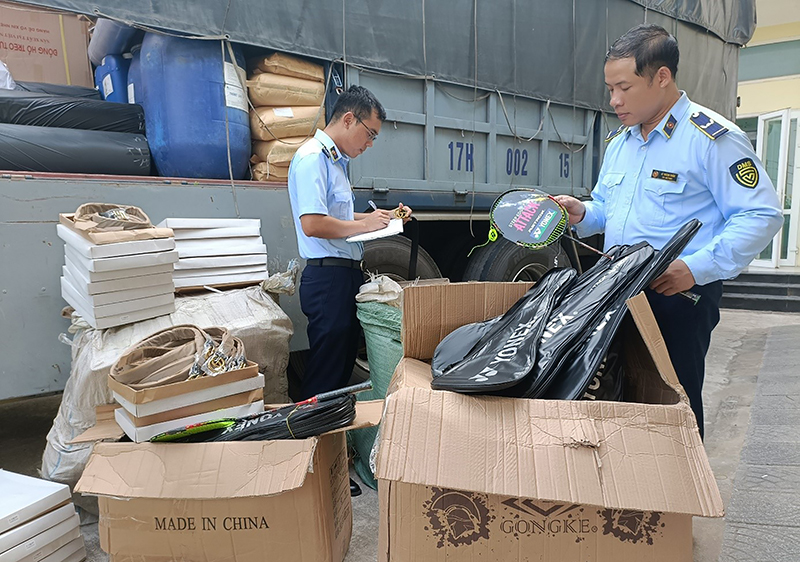 Buộc tiêu hủy hơn 1.200 dây thắt lưng và vợt cầu lông giả mạo