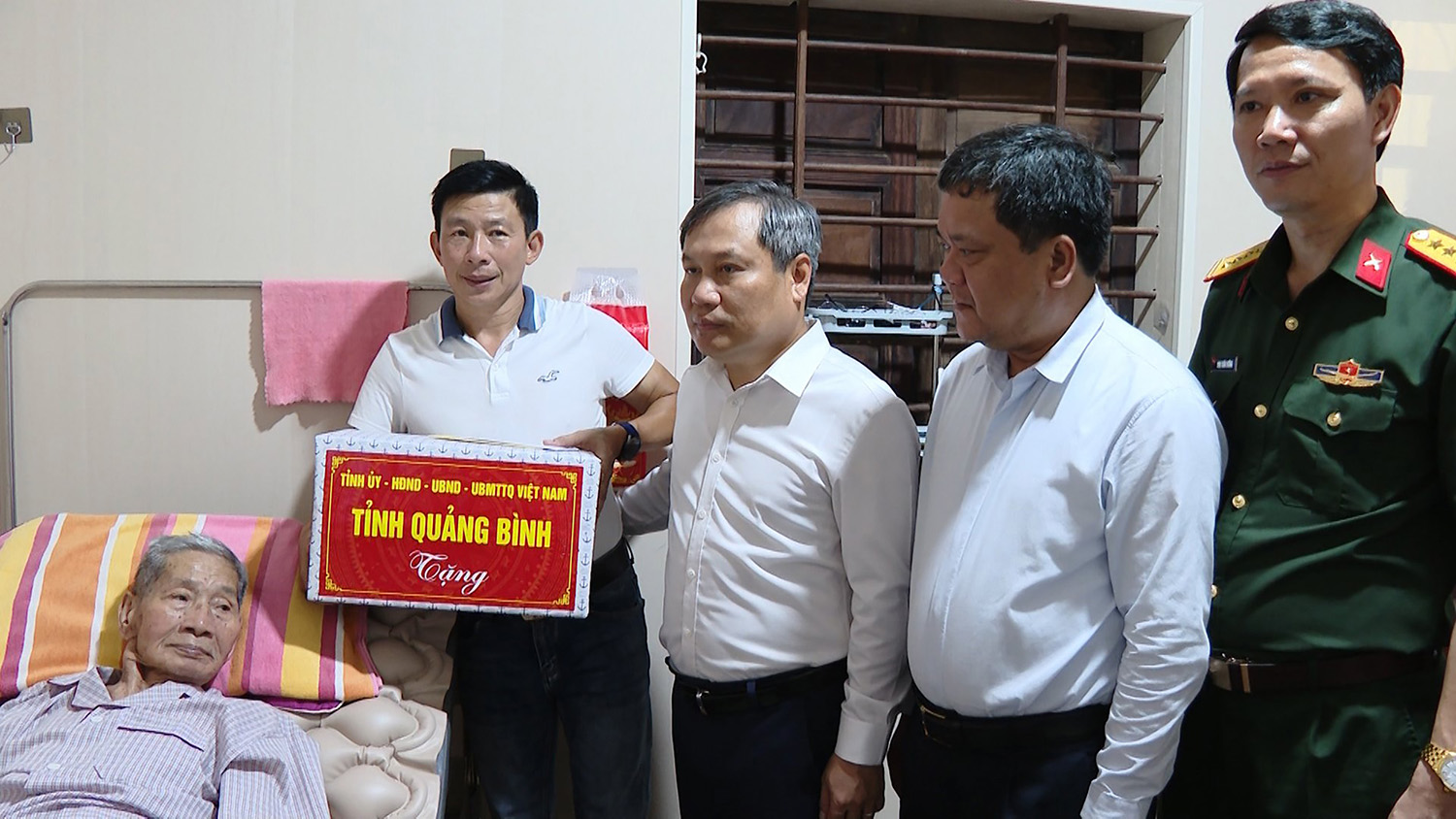 Lãnh đạo tỉnh thăm, tặng quà gia đình chiến sĩ Điện Biên