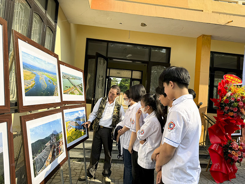 Triển lãm ảnh nghệ thuật "Cung sắc quê hương"