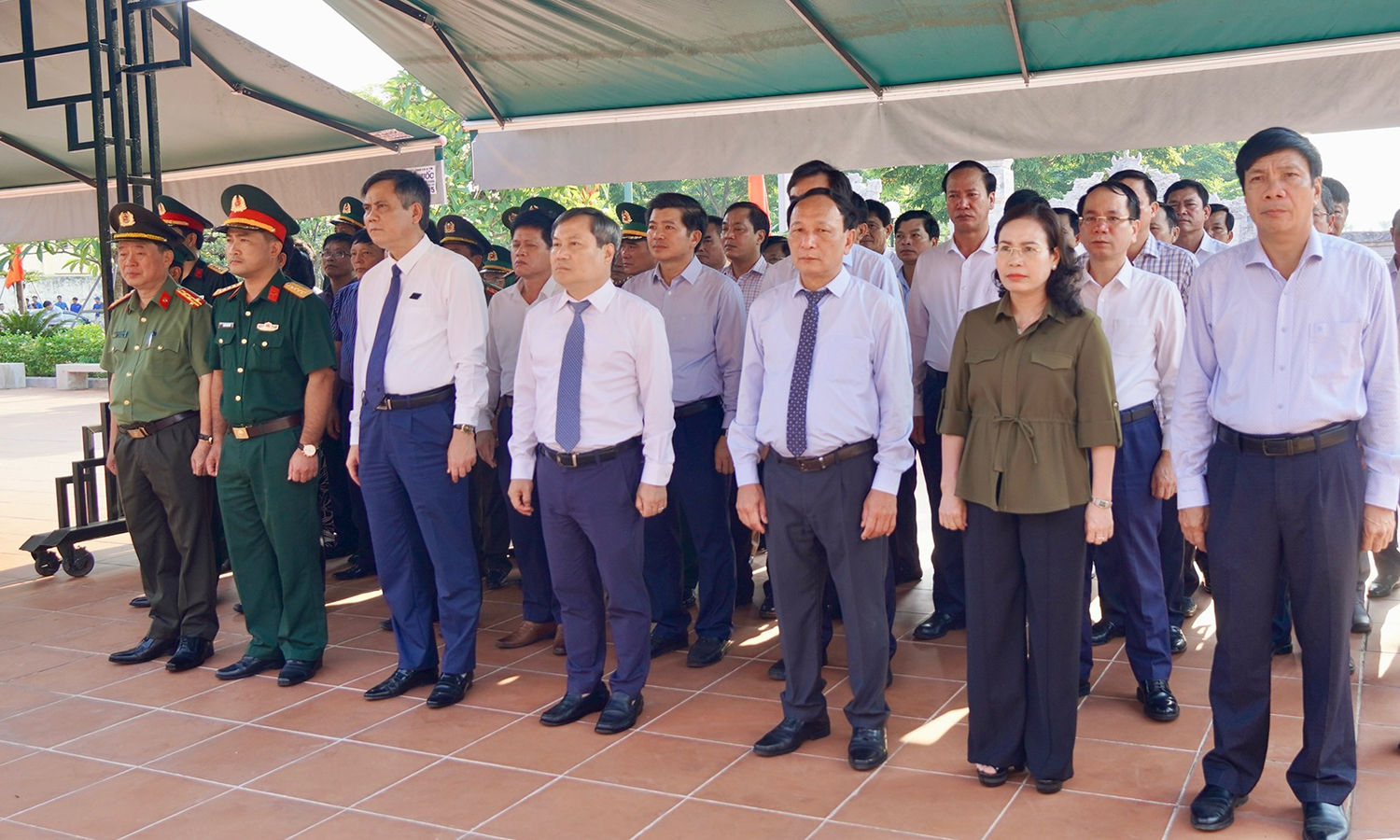 Lãnh đạo tỉnh dâng hương, viếng các Anh hùng liệt sỹ