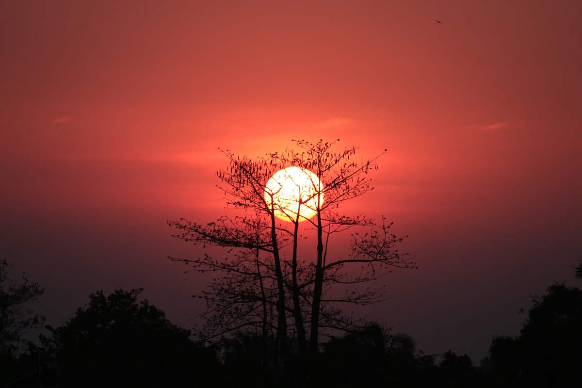 Hoàng hôn đỏ tháng tư