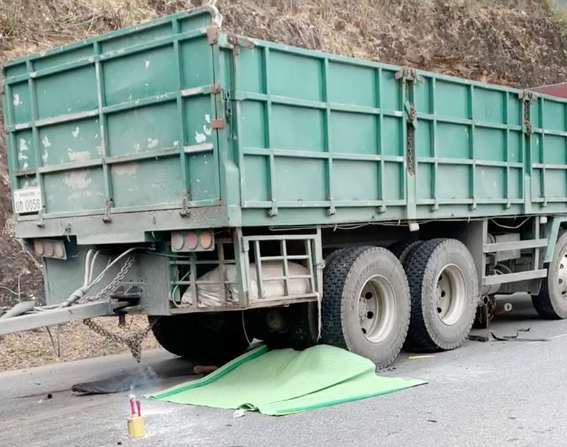 Minh Hóa: Xe kéo rơ moóc va chạm với xe máy, một người tử vong