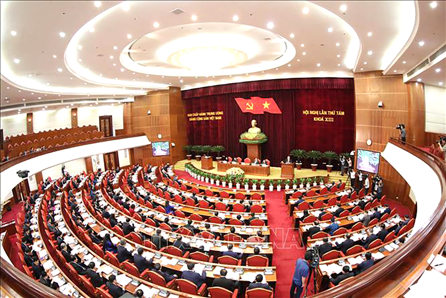 Quy định của Bộ Chính trị về thí điểm giao quyền, trách nhiệm cho người đứng đầu trong công tác cán bộ