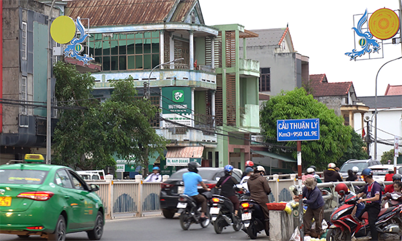 Buôn bán trên cầu, nguy cơ tai nạn giao thông