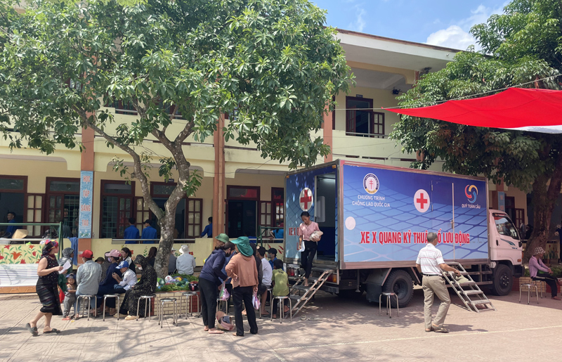 Khám, chữa bệnh và tặng quà cho người dân xã Lâm Thủy và Trường Sơn