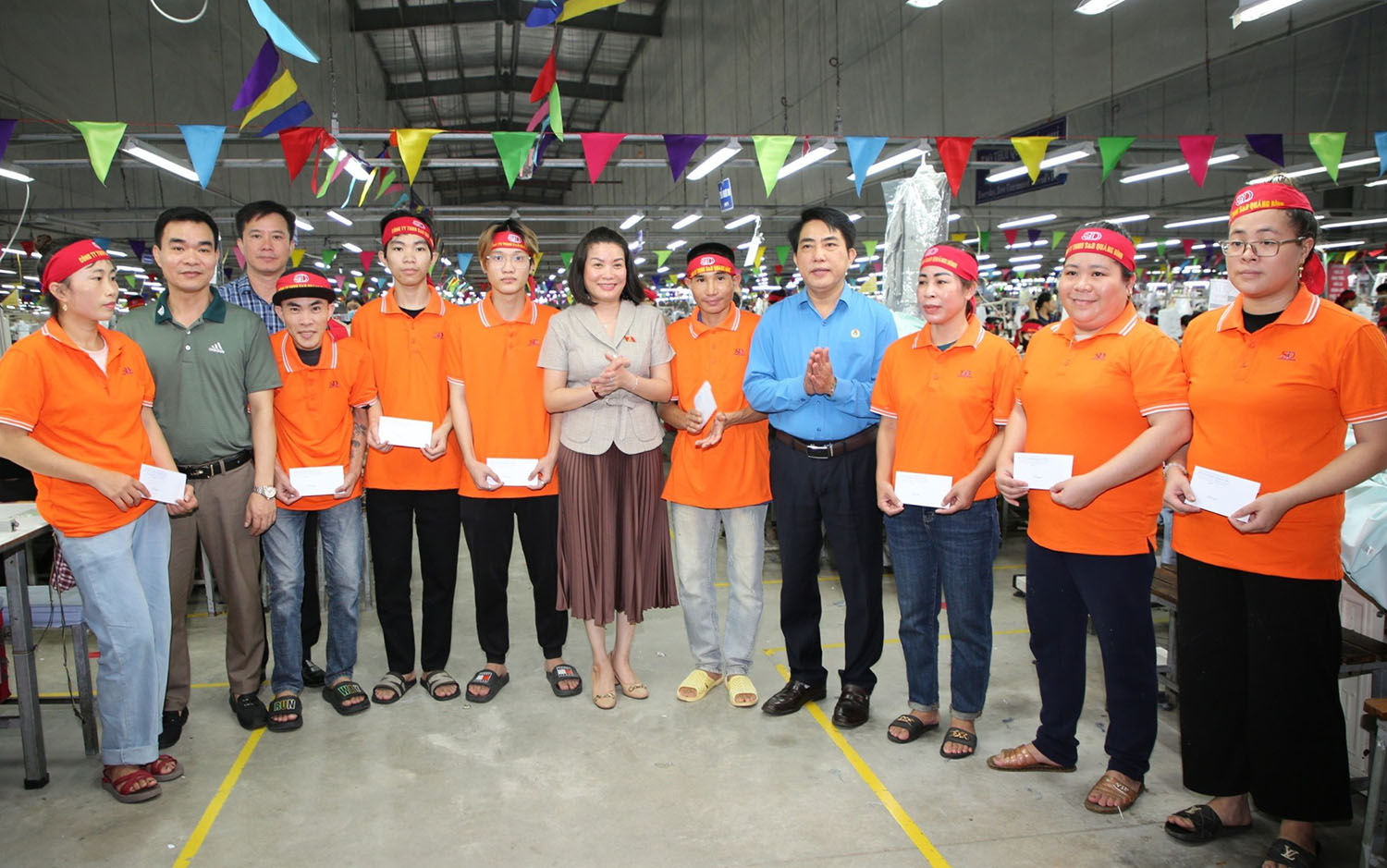 Trao 50 suất quà cho đoàn viên, người lao động hoàn cảnh khó khăn