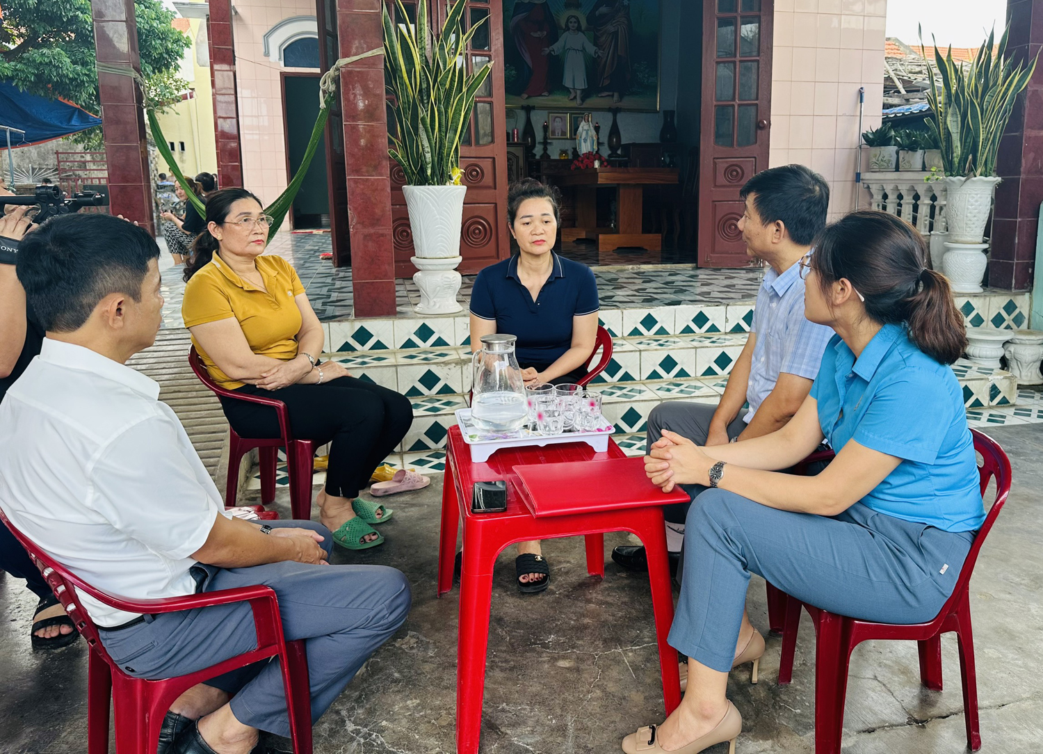 Thăm hỏi các gia đình có tàu cá gặp nạn trên biển