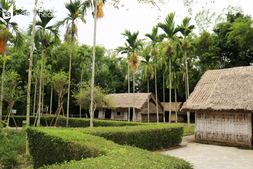 Về thăm nhà Bác