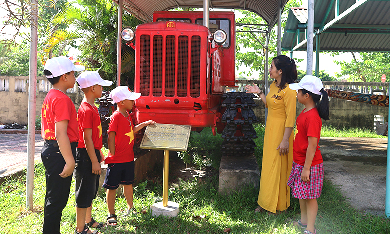 Từ bài thơ "Ghi ở Bảo tàng Đồng Hới"