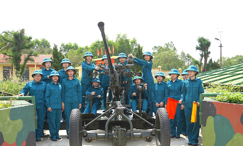 Những nữ pháo thủ canh trời
