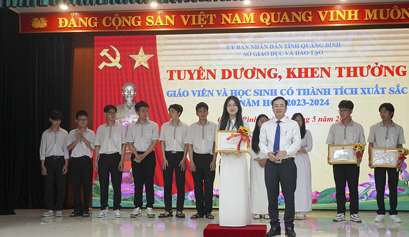 Tuyên dương, khen thưởng giáo viên, học sinh có thành tích xuất sắc