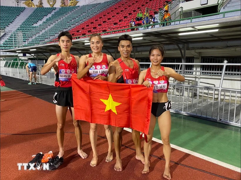 Đội điền kinh tiếp sức 4x400m hỗn hợp của Việt Nam giành Huy chương Đồng châu Á