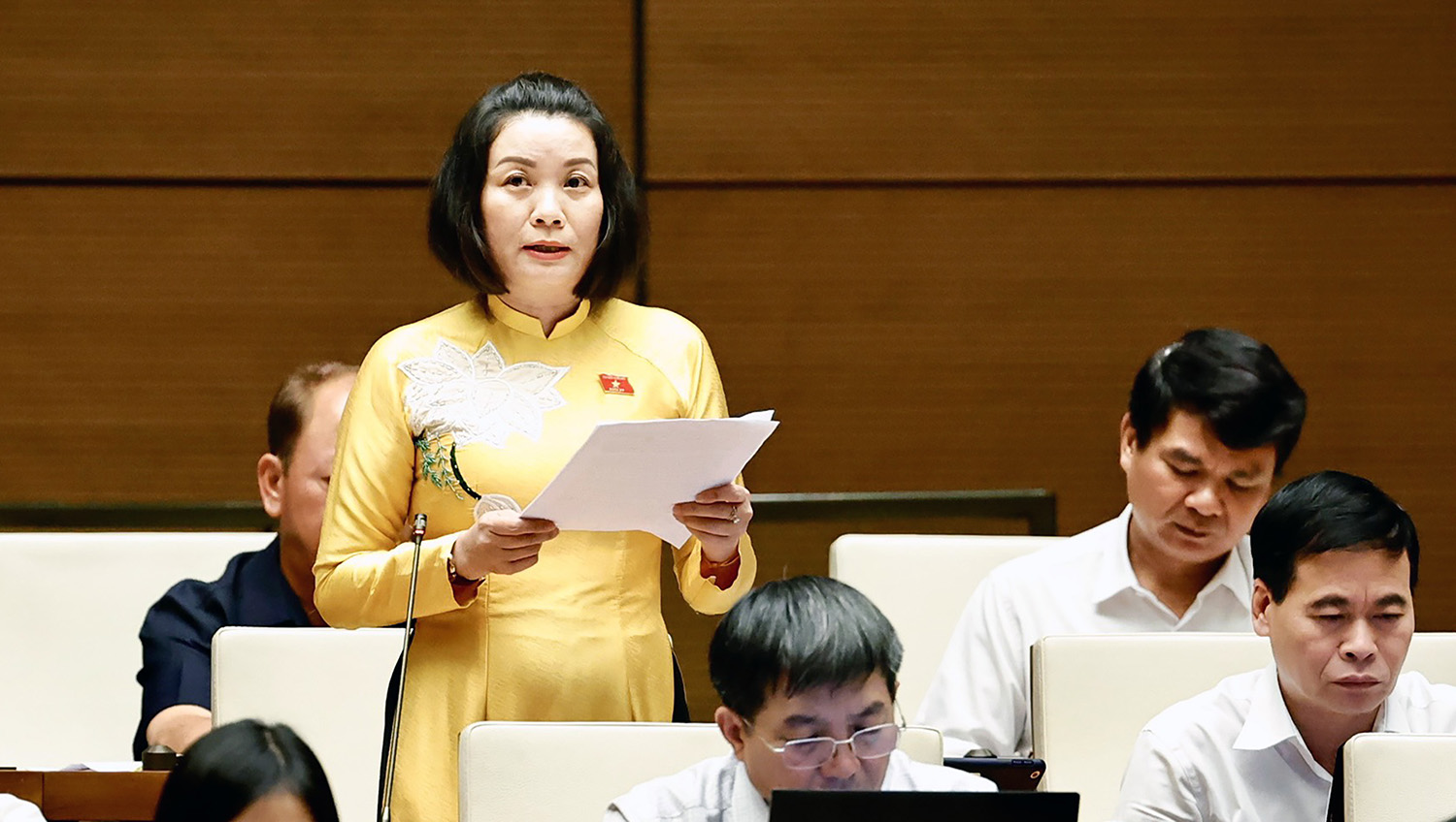 Đại biểu Quốc hội thảo luận về dự thảo Luật Trật tự, an toàn giao thông đường bộ