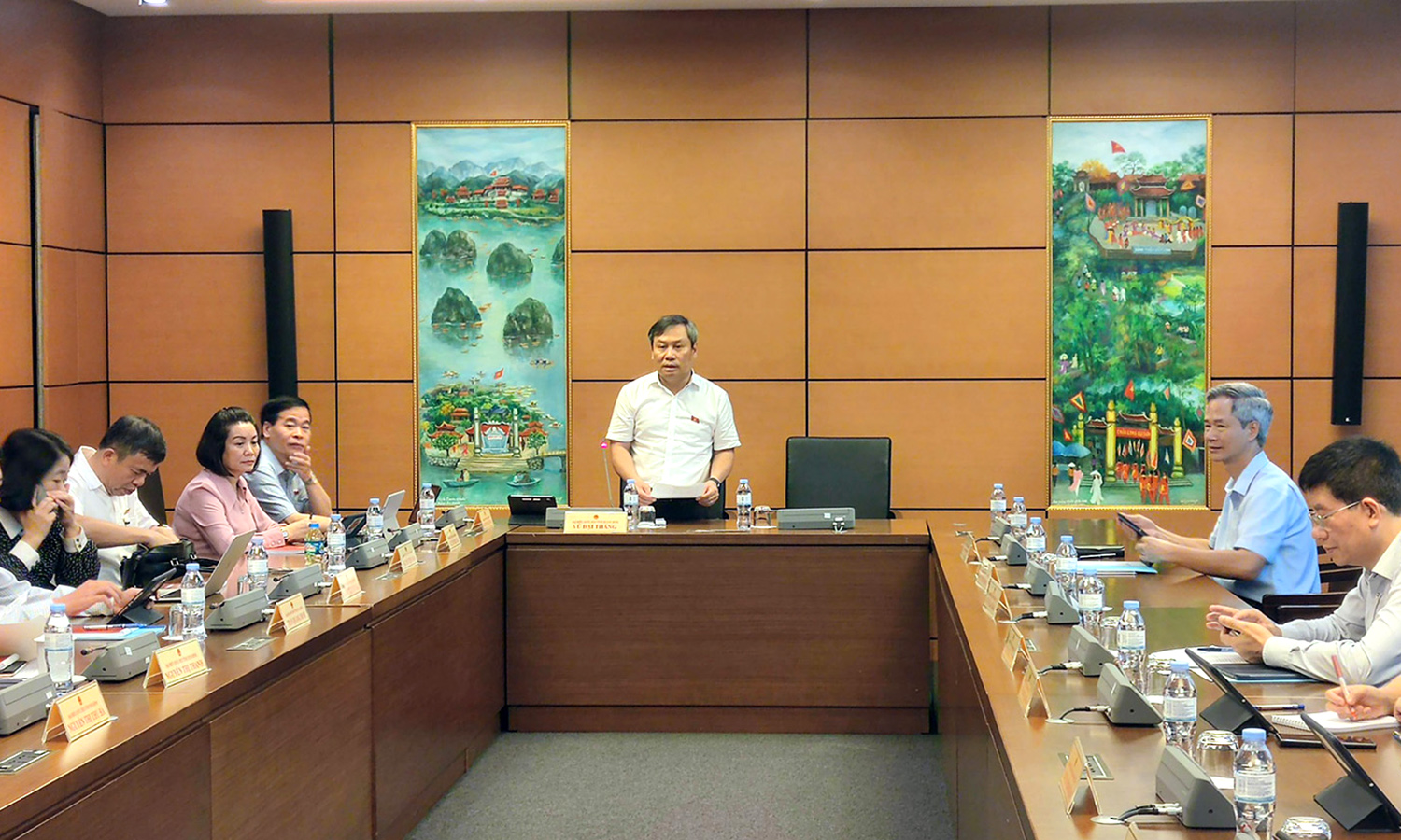 Đại biểu Quốc hội thảo luận tại tổ về tình hình kinh tế-xã hội, bình đẳng giới và thực hành tiết kiệm