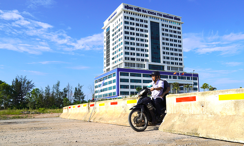 Sẽ dịch chuyển rào chắn trước cổng Bệnh viện đa khoa TTH Quảng Bình về phía cầu Lệ Kỳ