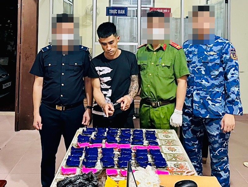 Bắt quả tang đối tượng mua, bán trái phép gần 12.000 viên ma túy