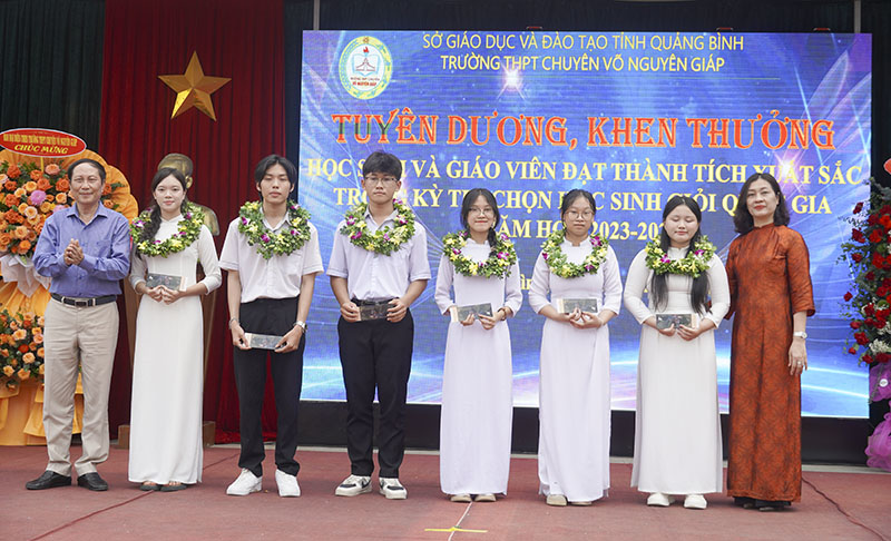 Trường THPT chuyên Võ Nguyên Giáp: Khen thưởng học sinh đạt thành tích cao trong học tập, rèn luyện