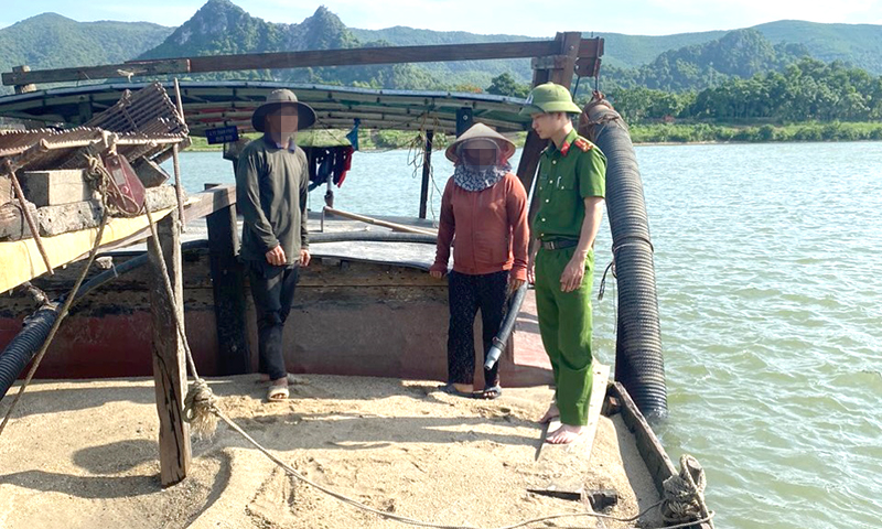 Bắt giữ 2 thuyền vận chuyển cát không rõ nguồn gốc trên sông Gianh