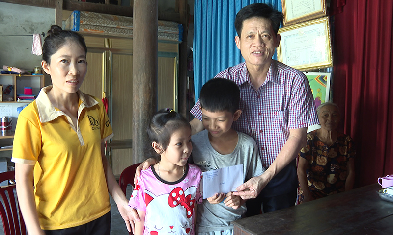 Lãnh đạo tỉnh thăm, tặng quà cho trẻ em có hoàn cảnh khó khăn