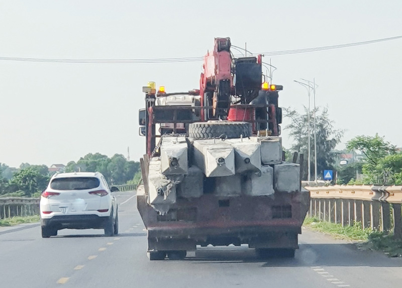 Xử lý nghiêm hành vi chở hàng quá tải trọng, "cơi nới" thành thùng xe