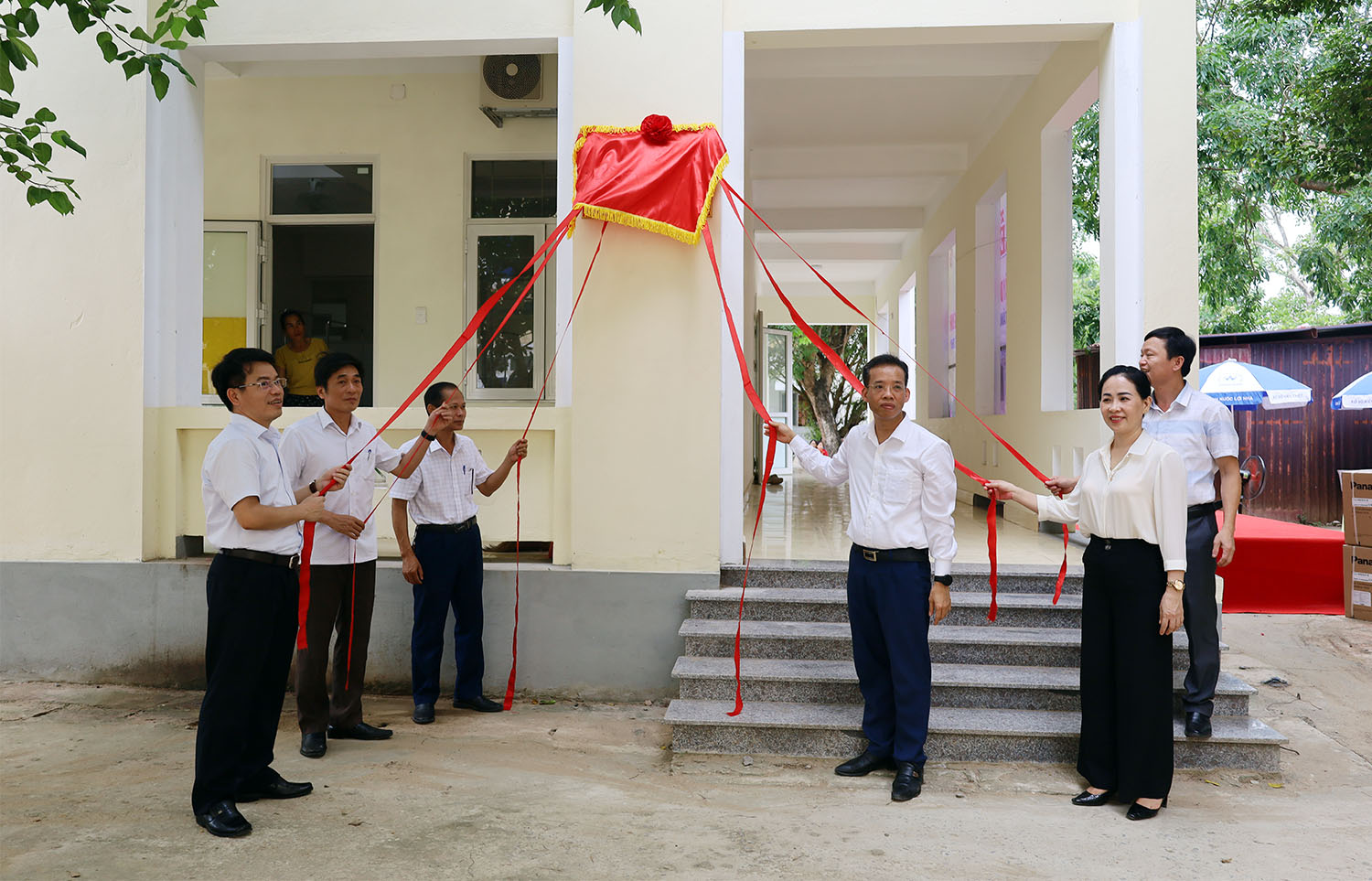 Gắn biển công trình nhà điều trị và hạ tầng kỹ thuật Bệnh viện đa khoa huyện Lệ Thủy