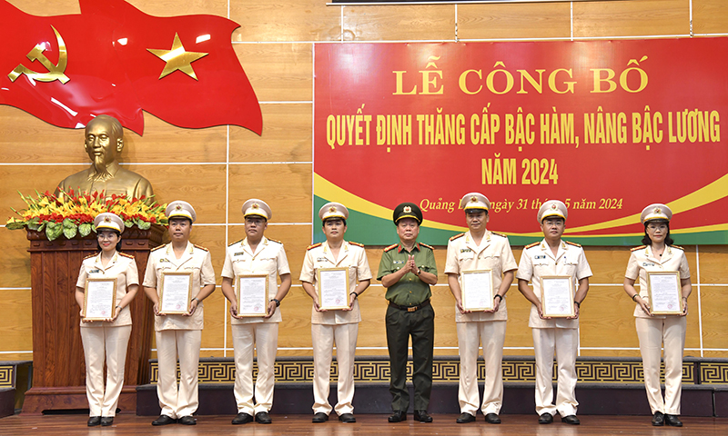 Công an tỉnh: Công bố quyết định thăng cấp bậc hàm, nâng bậc lương cho cán bộ, chiến sỹ năm 2024