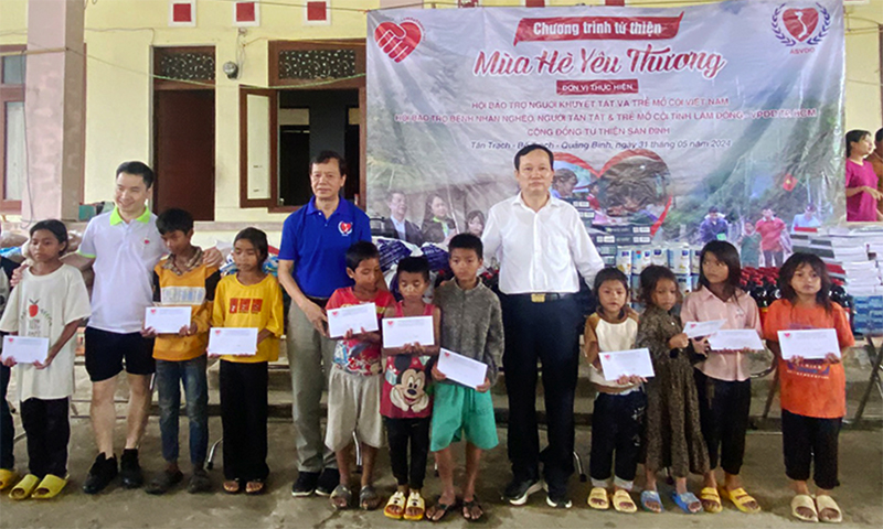 Trao quà cho học sinh và người dân xã Tân Trạch