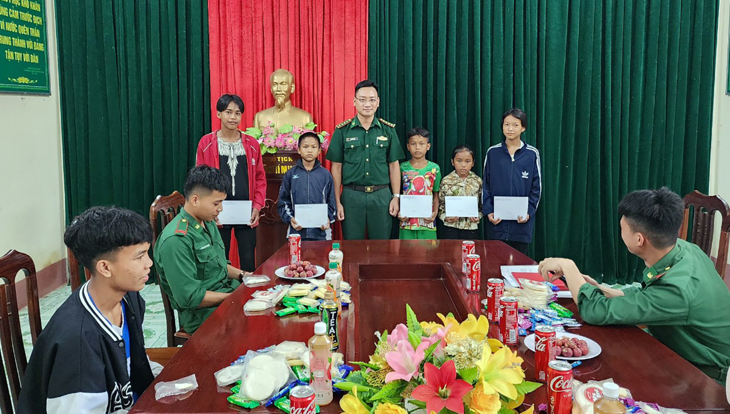 Tuổi trẻ Bộ đội Biên phòng: Tặng quà nhân dịp Quốc tế Thiếu nhi