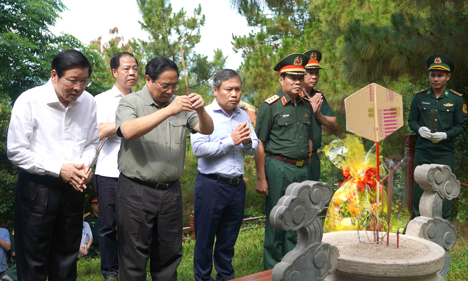 Đồng chí Thủ tướng Chính phủ Phạm Minh Chính viếng Nghĩa trang liệt sỹ Ba Dốc và mộ Đại tướng Võ Nguyên Giáp