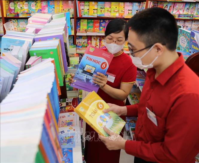 Người dân kỳ vọng khi giảm giá sách giáo khoa trước năm học mới