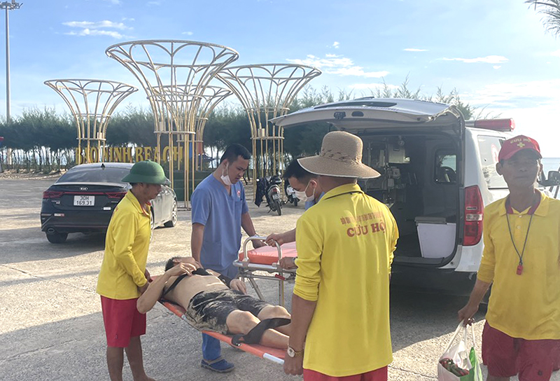 Cứu sống một nạn nhân nguy kịch sau khi tắm ở biển Bảo Ninh