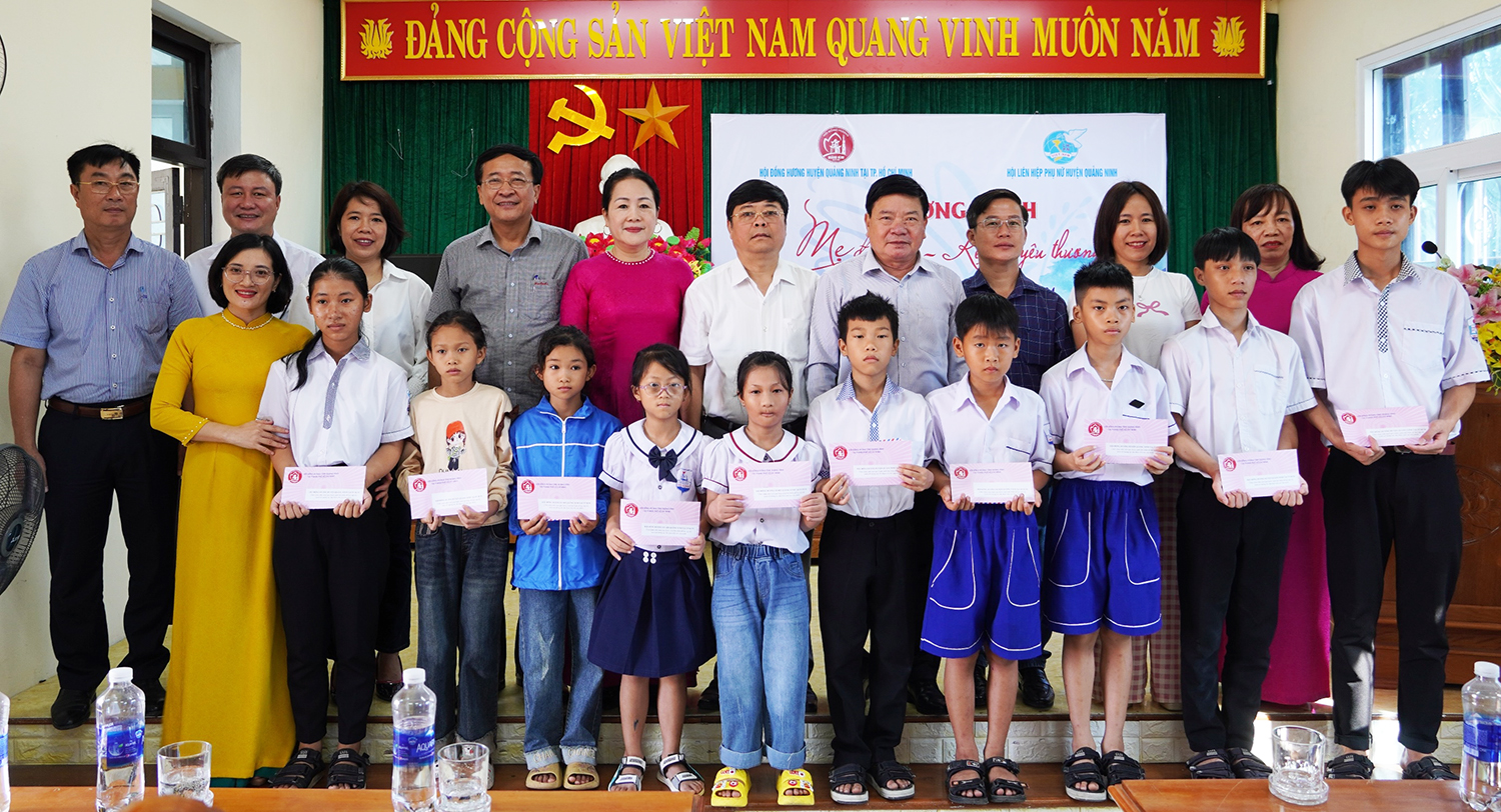 Quảng Ninh: Trao tặng quà cho học sinh hoàn cảnh khó khăn