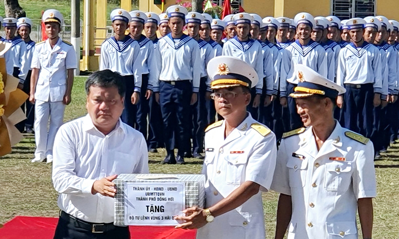 Lãnh đạo TP. Đồng Hới thăm, tặng quà chiến sĩ mới nhập ngũ năm 2024