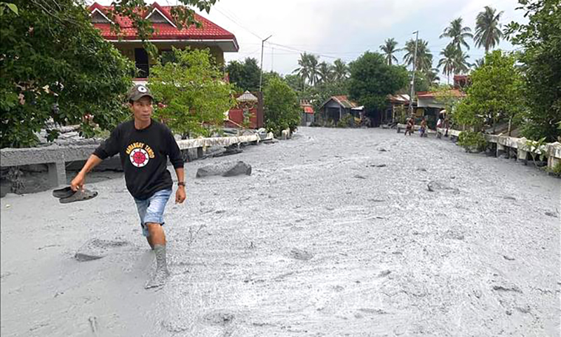 Dòng dung nham lạnh của núi lửa chảy vào một ngôi làng ở Philippines
