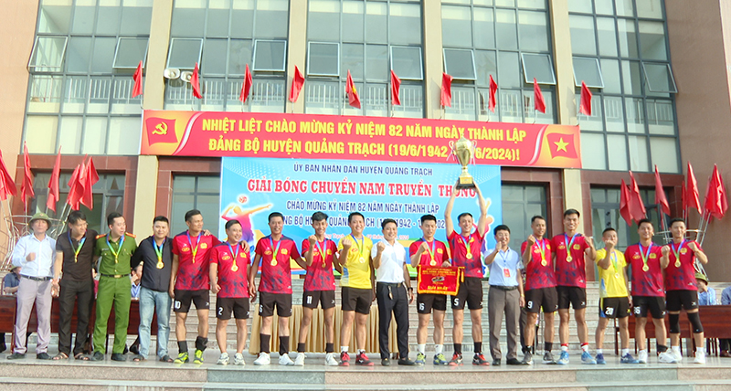 Đội bóng Công an huyện giành cúp vô địch giải bóng chuyền nam truyền thống huyện Quảng Trạch năm 2024