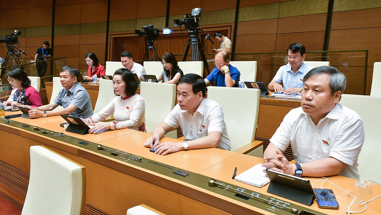 Đoàn đại biểu Quốc hội tỉnh góp ý toàn diện, sâu sắc vào các dự thảo luật, nghị quyết