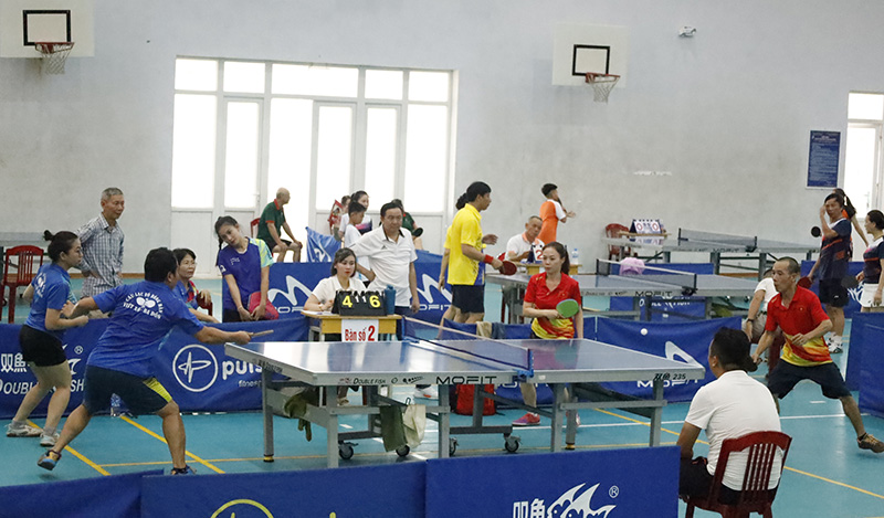 Hơn 180 vận động viên tham gia giải cầu lông, bóng bàn gia đình