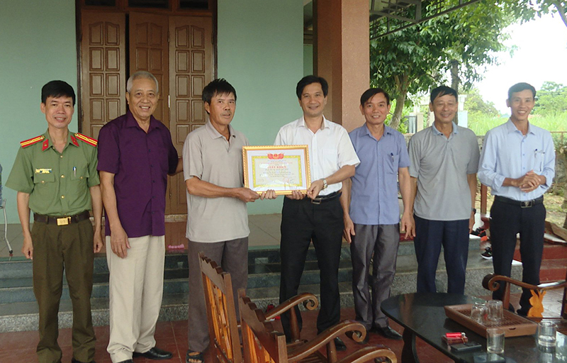 Lệ Thủy: Khen thưởng các hộ dân tự nguyện hiến đất tại xã Phú Thủy