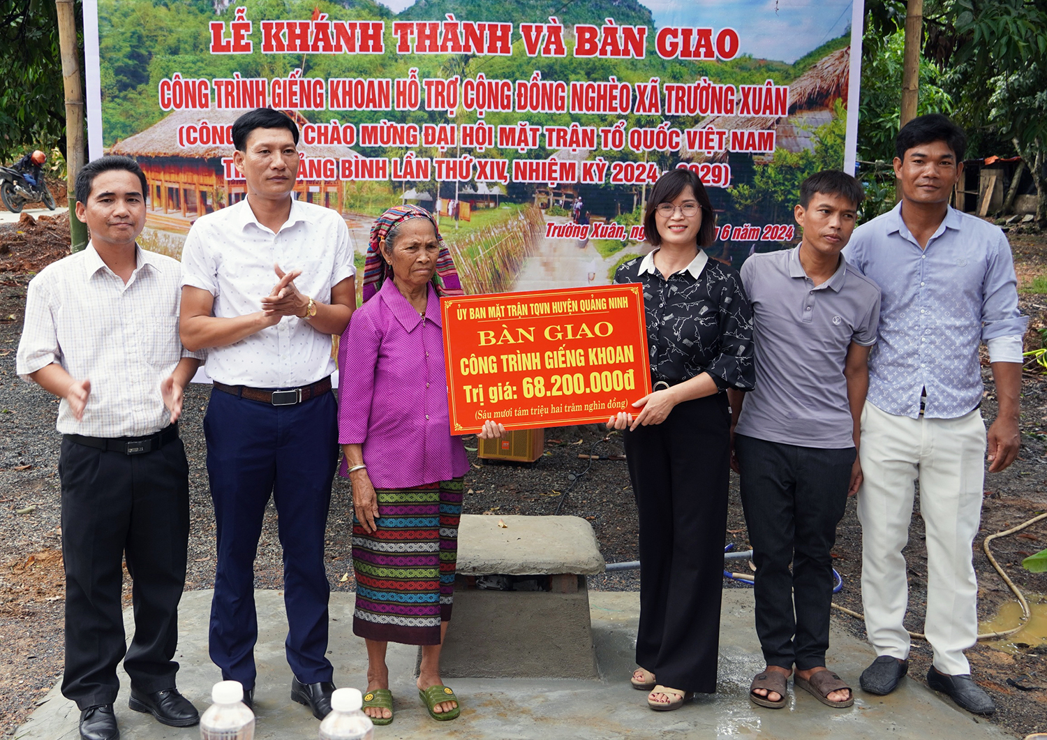 Bàn giao công trình giếng khoan hỗ trợ cộng đồng nghèo xã Trường Xuân