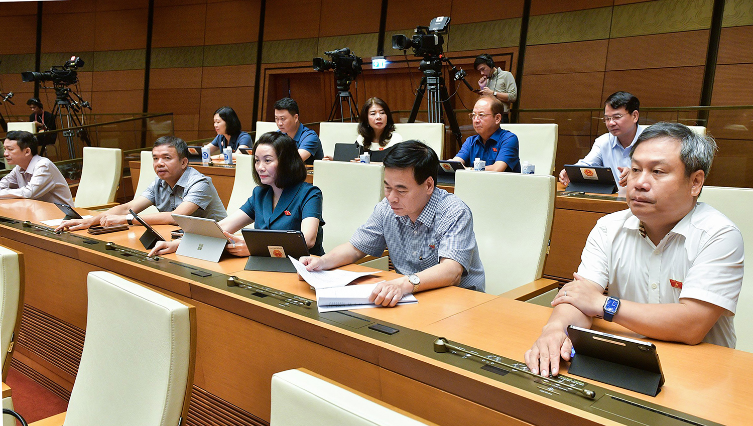Đại biểu Quốc hội thảo luận, thông qua các luật
