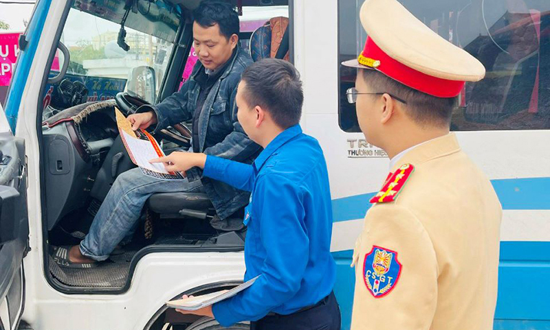 Phát hơn 20.000 tờ rơi tuyên truyền an toàn giao thông