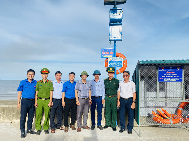 Quảng Trạch: Lắp đặt loa phát thanh tự động và nhà phao cứu sinh cảnh báo đuối nước