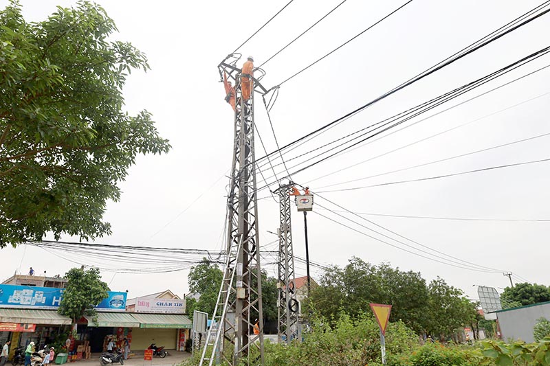 Nỗ lực cấp điện ổn định mùa nắng nóng