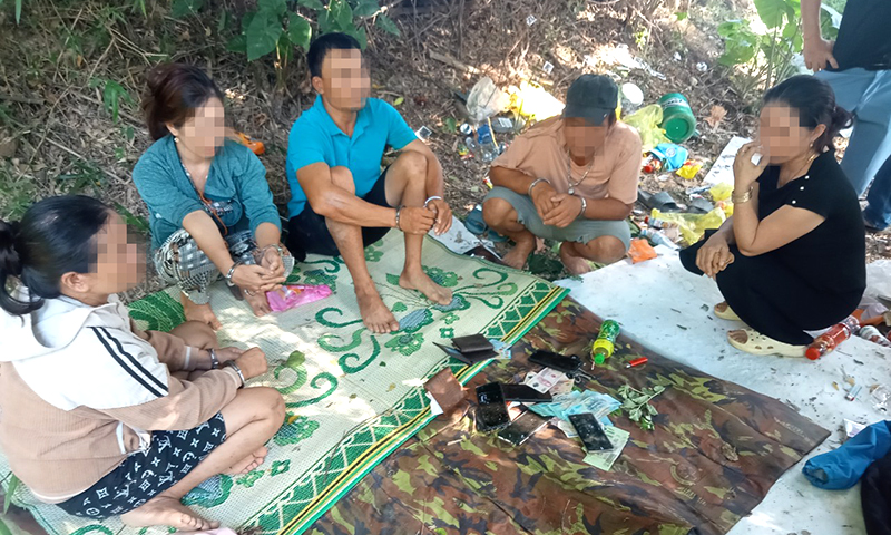 Khởi tố nhóm đối tượng đánh bạc tại khu vực nghĩa địa